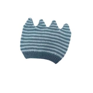 Hentesettet Velkommen til verden. Dette settet har rett-fasong på jakken og er designet i Merino 200 bebe og Merino 200 bebe color fra LangYarns. Her vises luen.