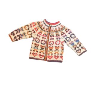 Hentesettet Velkommen til verden. Dette settet har rett-fasong og er designet i Merino 200 bebe og Merino 200 bebe color fra LangYarns. Her vises jakken i det flerfargede garnet.