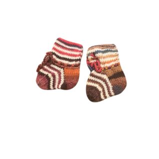 Hentesettet Velkommen til verden. Dette settet har rett-fasong og er designet i Merino 200 bebe og Merino 200 bebe color fra LangYarns. Her vises sokkene.