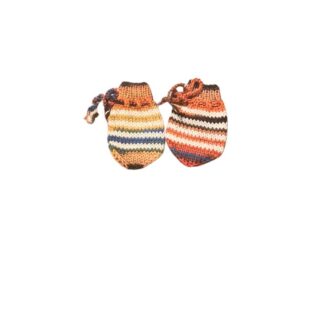 Hentesettet Velkommen til verden. Dette settet har rett-fasong og er designet i Merino 200 bebe og Merino 200 bebe color fra LangYarns. Her vises vottene.