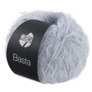 Basta fra Lana Grossa er et lukseriøst strikkegarn som minner om fuskepels. Tove Lindtein designer flere av strikkepakker i dette garnet. Her i fargen 04 sølvgrå.