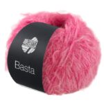 Basta fra Lana Grossa er et lukseriøst strikkegarn som minner om fuskepels. Tove Lindtein designer flere av strikkepakker i dette garnet. Her i fargen 08 gotterirosa.