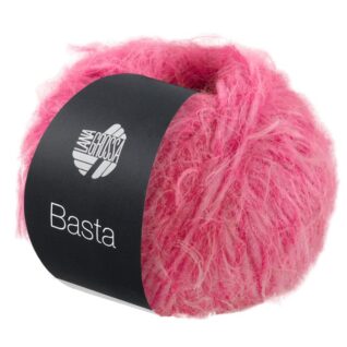Basta fra Lana Grossa er et lukseriøst strikkegarn som minner om fuskepels. Tove Lindtein designer flere av strikkepakker i dette garnet. Her i fargen 08 gotterirosa.