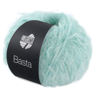 Basta fra Lana Grossa er et lukseriøst strikkegarn som minner om fuskepels. Tove Lindtein designer flere av strikkepakker i dette garnet. Her i fargen 17 Lys blå