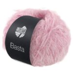Basta fra Lana Grossa er et lukseriøst strikkegarn som minner om fuskepels. Tove Lindtein designer flere av strikkepakker i dette garnet. Her i fargen 18 Fiolettrosa