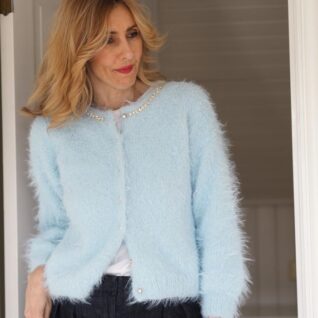 Strikkepakken Fuzzy Cardigan fra Tove Lindtein er strikket i det luxeriøse pelsgarnet Basta fra Lana Grossa. Jakken er enkel å bruke og er nærmest en nødvendighet i et hvert garderobeskap.