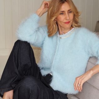Strikkepakken Fuzzy Cardigan fra Tove Lindtein er strikket i det luxeriøse pelsgarnet Basta fra Lana Grossa. Jakken er enkel å bruke og er nærmest en nødvendighet i et hvert garderobeskap.