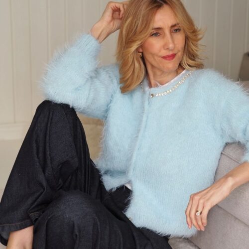 Strikkepakken Fuzzy Cardigan fra Tove Lindtein er strikket i det luxeriøse pelsgarnet Basta fra Lana Grossa. Jakken er enkel å bruke og er nærmest en nødvendighet i et hvert garderobeskap.