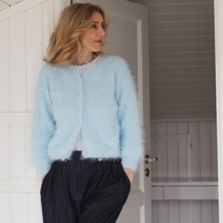Strikkepakken Fuzzy Cardigan fra Tove Lindtein er strikket i det luxeriøse pelsgarnet Basta fra Lana Grossa. Jakken er enkel å bruke og er nærmest en nødvendighet i et hvert garderobeskap.