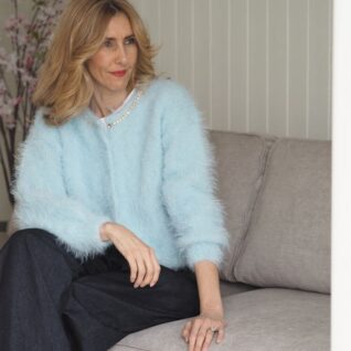 Strikkepakken Fuzzy Cardigan fra Tove Lindtein er strikket i det luxeriøse pelsgarnet Basta fra Lana Grossa. Jakken er enkel å bruke og er nærmest en nødvendighet i et hvert garderobeskap.
