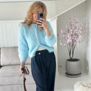 Strikkepakken Fuzzy Cardigan fra Tove Lindtein er strikket i det luxeriøse pelsgarnet Basta fra Lana Grossa. Jakken er enkel å bruke og er nærmest en nødvendighet i et hvert garderobeskap.