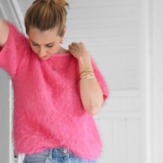 Strikkepakken Fuzzy tee fra Tove Lindtein er strikket i det luxeriøse pelsgarnet Basta fra Lana Grossa.