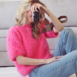 Strikkepakken Fuzzy tee fra Tove Lindtein er strikket i det luxeriøse pelsgarnet Basta fra Lana Grossa.