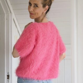 Strikkepakken Fuzzy tee fra Tove Lindtein er strikket i det luxeriøse pelsgarnet Basta fra Lana Grossa.