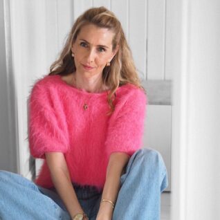 Strikkepakken Fuzzy tee fra Tove Lindtein er strikket i det luxeriøse pelsgarnet Basta fra Lana Grossa.