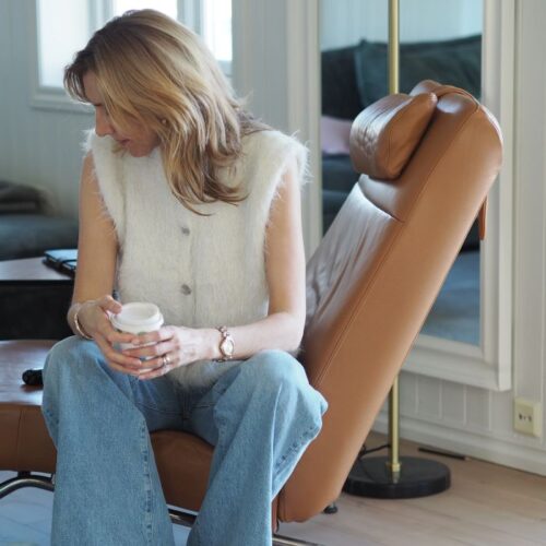 Strikkepakken Fuzzy Vest designet av Tove Lindtein i det fluffy garnet Basta fra Lana Grossa.
