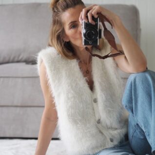 Strikkepakken Fuzzy Vest designet av Tove Lindtein i det fluffy garnet Basta fra Lana Grossa.