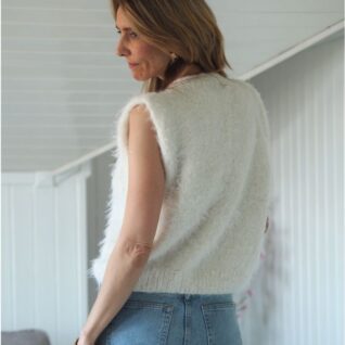 Strikkepakken Fuzzy Vest designet av Tove Lindtein i det fluffy garnet Basta fra Lana Grossa.