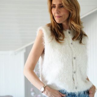 Strikkepakken Fuzzy Vest designet av Tove Lindtein i det fluffy garnet Basta fra Lana Grossa.