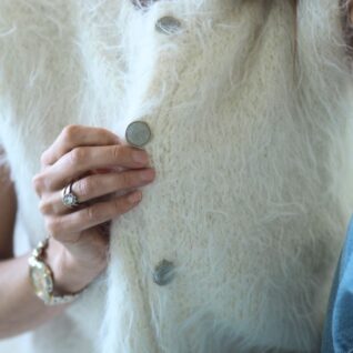 Strikkepakken Fuzzy Vest designet av Tove Lindtein i det fluffy garnet Basta fra Lana Grossa.