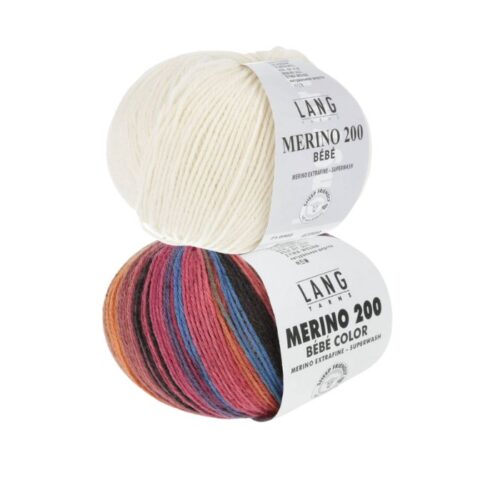 Strikkepakke hentesett "Velkommen til verden" designet i Merino 200 Bebe og Merino 200 bebe color fra Langyarns. Her er fargekobinasjonen 450 og 302.