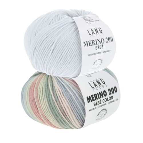 Strikkepakke hentesett "Velkommen til verden" designet i Merino 200 Bebe og Merino 200 bebe color fra Langyarns. Her er fargekobinasjonen 451 og 506.