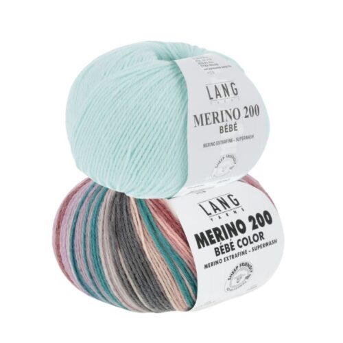 Strikkepakke hentesett "Velkommen til verden" designet i Merino 200 Bebe og Merino 200 bebe color fra Langyarns. Her er fargekobinasjonen 453 og 374.