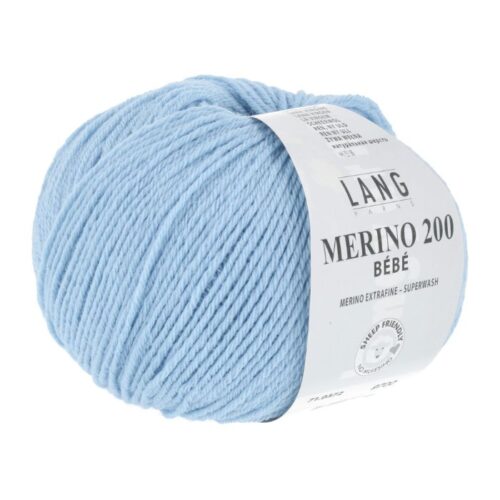 Merino 200 bebe er et strikkegarn fra Langyarns. Garnet inneholder 100% merinoull (extrafine mulesing free). 50 g ca 203 meter. Strikkefasthet 28 masker x 32 omganger på pinne 3 = 10 x 10 cm. Garnet passer like godt til både barn og voksne. Her i fargen 372.