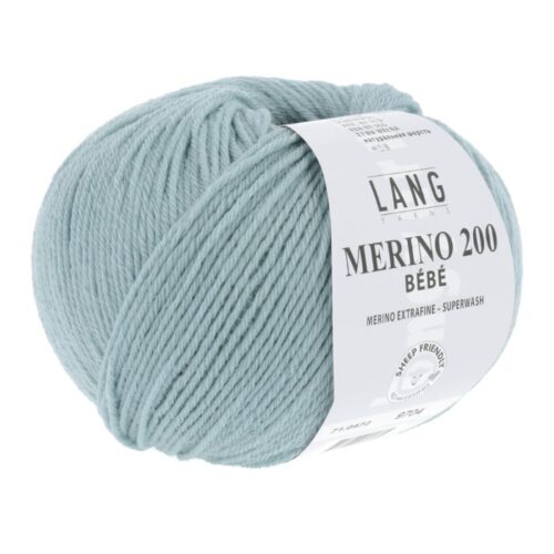 Merino 200 bebe er et strikkegarn fra Langyarns. Garnet inneholder 100% merinoull (extrafine mulesing free). 50 g ca 203 meter. Strikkefasthet 28 masker x 32 omganger på pinne 3 = 10 x 10 cm. Garnet passer like godt til både barn og voksne. Her i fargen 472