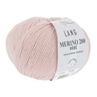 Merino 200 bebe er et strikkegarn fra Langyarns. Garnet inneholder 100% merinoull (extrafine mulesing free). 50 g ca 203 meter. Strikkefasthet 28 masker x 32 omganger på pinne 3 = 10 x 10 cm. Garnet passer like godt til både barn og voksne. Her i fargen 609.