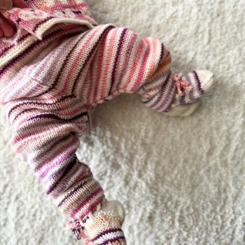 Strikkepakken hentesettet "Velkommen til verden» Er designet i Merino 200 og Merino 200 Color. Settet består av jakke med lykkesymboler som består av et hjerte, en engel, sirkel for nettverket og 2 små hjerter for et senere samliv. Settet strikkes på pinne 2.5 og 3. Settet har A-fasong på jakken. Velg farger.