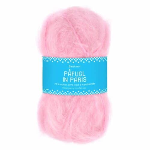 Nærbilde av Påfugl in Paris garn fra Bæstmor i fargen tropical Soft pink 4612. Viser de lange, børstede mohairfibrene og garnets fyldige tekstur.