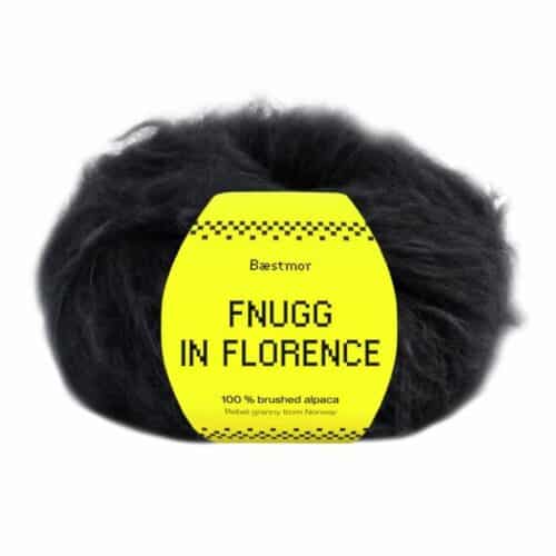 Fnugg i Florence er spunnet i 100 % børstet, naturlig alpakka – superlett, silkemykt og luftig som et fnugg. Her i fargen 901 black.