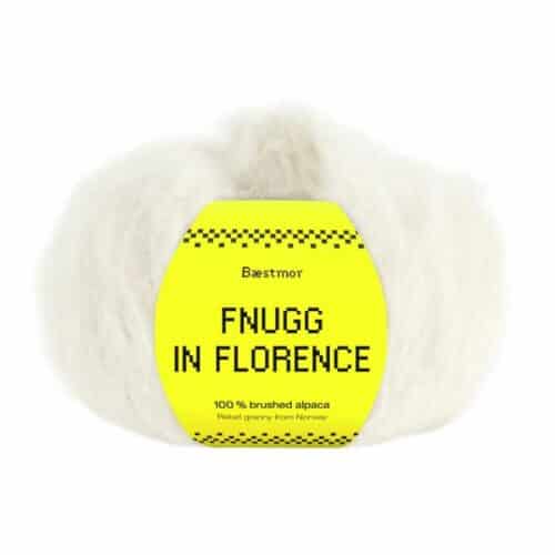 Fnugg i Florence er spunnet i 100 % børstet, naturlig alpakka – superlett, silkemykt og luftig som et fnugg. Her i fargen 902 white.