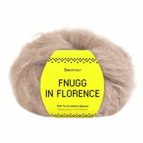 Fnugg i Florence er spunnet i 100 % børstet, naturlig alpakka – superlett, silkemykt og luftig som et fnugg. Her i fargen 905 camel.
