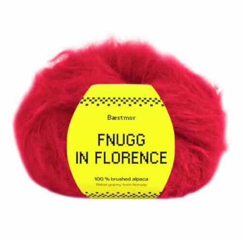 Fnugg i Florence er spunnet i 100 % børstet, naturlig alpakka – superlett, silkemykt og luftig som et fnugg. Her i fargen 907 red.
