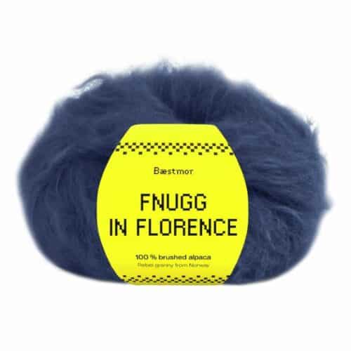 Fnugg i Florence er spunnet i 100 % børstet, naturlig alpakka – superlett, silkemykt og luftig som et fnugg. Her i fargen 908 navy blue.