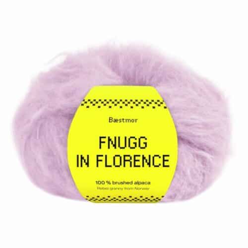 Fnugg i Florence er spunnet i 100 % børstet, naturlig alpakka – superlett, silkemykt og luftig som et fnugg. Her i fargen 909 Pearl pink.