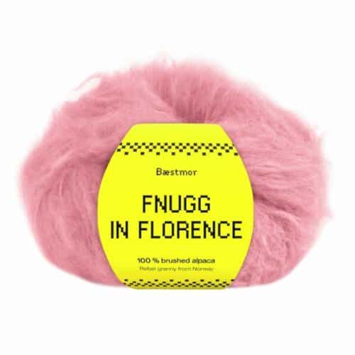 Fnugg i Florence er spunnet i 100 % børstet, naturlig alpakka – superlett, silkemykt og luftig som et fnugg. Her i fargen 910 soft coral.