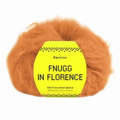 Fnugg i Florence er spunnet i 100 % børstet, naturlig alpakka – superlett, silkemykt og luftig som et fnugg. Her i fargen 922 amber yellow.