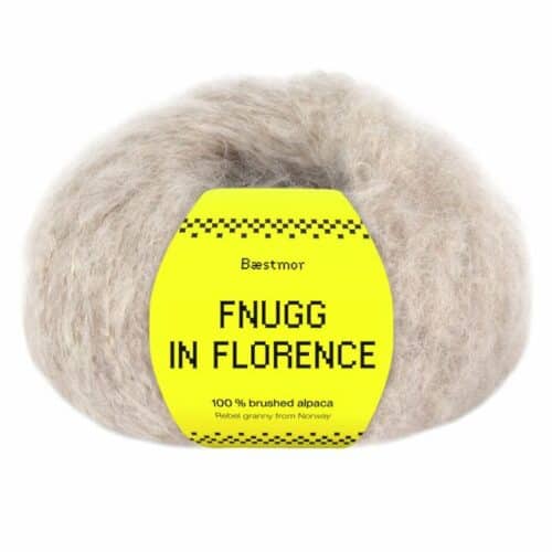 Fnugg i Florence er spunnet i 100 % børstet, naturlig alpakka – superlett, silkemykt og luftig som et fnugg. Her i fargen 925 sand melange.
