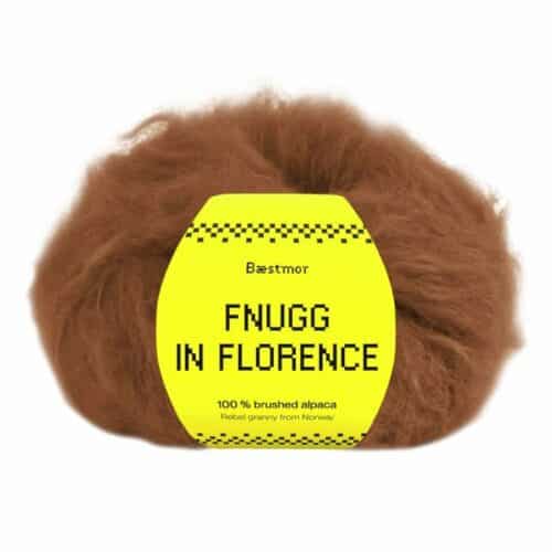 Fnugg i Florence er spunnet i 100 % børstet, naturlig alpakka – superlett, silkemykt og luftig som et fnugg. Her i fargen 939 chocolate.