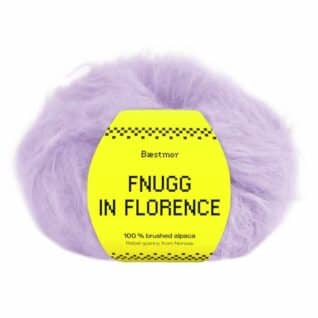 Fnugg i Florence er spunnet i 100 % børstet, naturlig alpakka – superlett, silkemykt og luftig som et fnugg. Her i fargen 940 light lavender.
