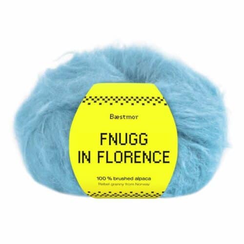 Fnugg i Florence er spunnet i 100 % børstet, naturlig alpakka – superlett, silkemykt og luftig som et fnugg. Her i fargen 941 ice blue.