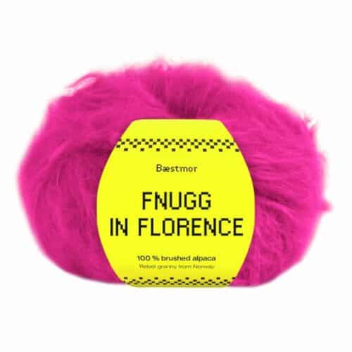 Fnugg i Florence er spunnet i 100 % børstet, naturlig alpakka – superlett, silkemykt og luftig som et fnugg. Her i fargen 942 pink.