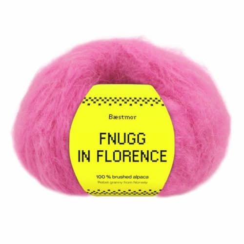 Fnugg i Florence er spunnet i 100 % børstet, naturlig alpakka – superlett, silkemykt og luftig som et fnugg. Her i fargen 955 fuchsia.
