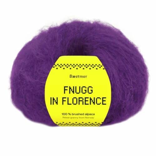 Fnugg i Florence er spunnet i 100 % børstet, naturlig alpakka – superlett, silkemykt og luftig som et fnugg. Her i fargen 958 purpur.