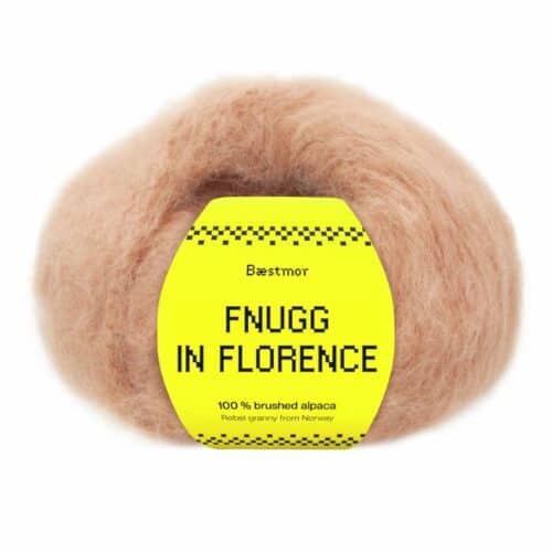 Fnugg i Florence er spunnet i 100 % børstet, naturlig alpakka – superlett, silkemykt og luftig som et fnugg. Her i fargen 960 conchshell.