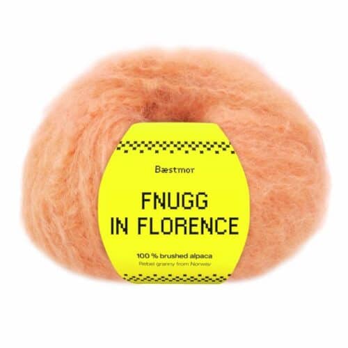 Fnugg i Florence er spunnet i 100 % børstet, naturlig alpakka – superlett, silkemykt og luftig som et fnugg. Her i fargen 962 honey dew.