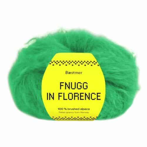 Fnugg i Florence er spunnet i 100 % børstet, naturlig alpakka – superlett, silkemykt og luftig som et fnugg. Her i fargen 964 bright green.